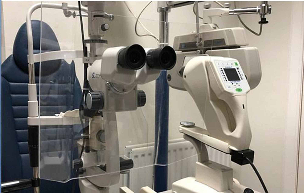 Plastic-barrier-to-block-the-transfer-of-breaths-between-the-patient-and-the-doctor